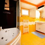 Apartmán Center Of With Jacuzzi