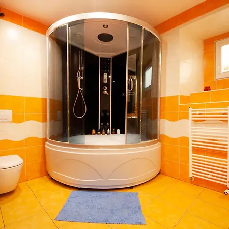 Center Of With Jacuzzi Μπρατισλάβα